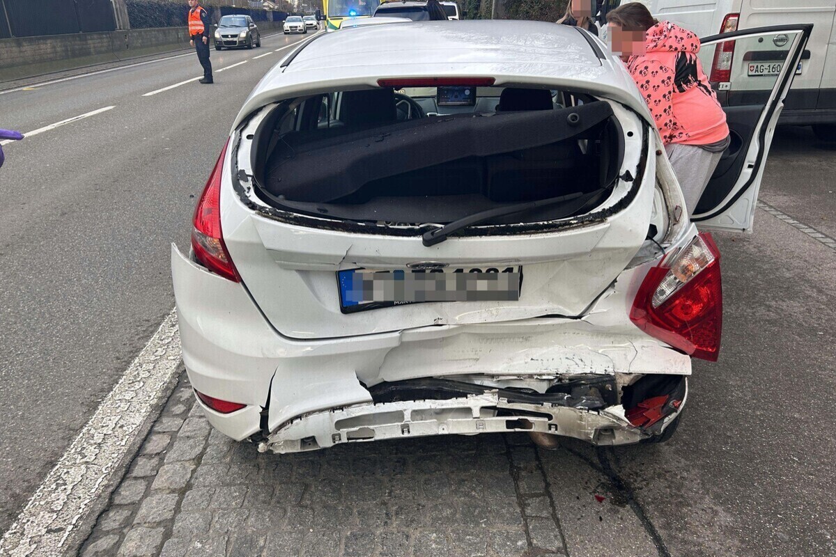 Döttingen AG – Heftige Auffahrkollision zwischen zwei Autos