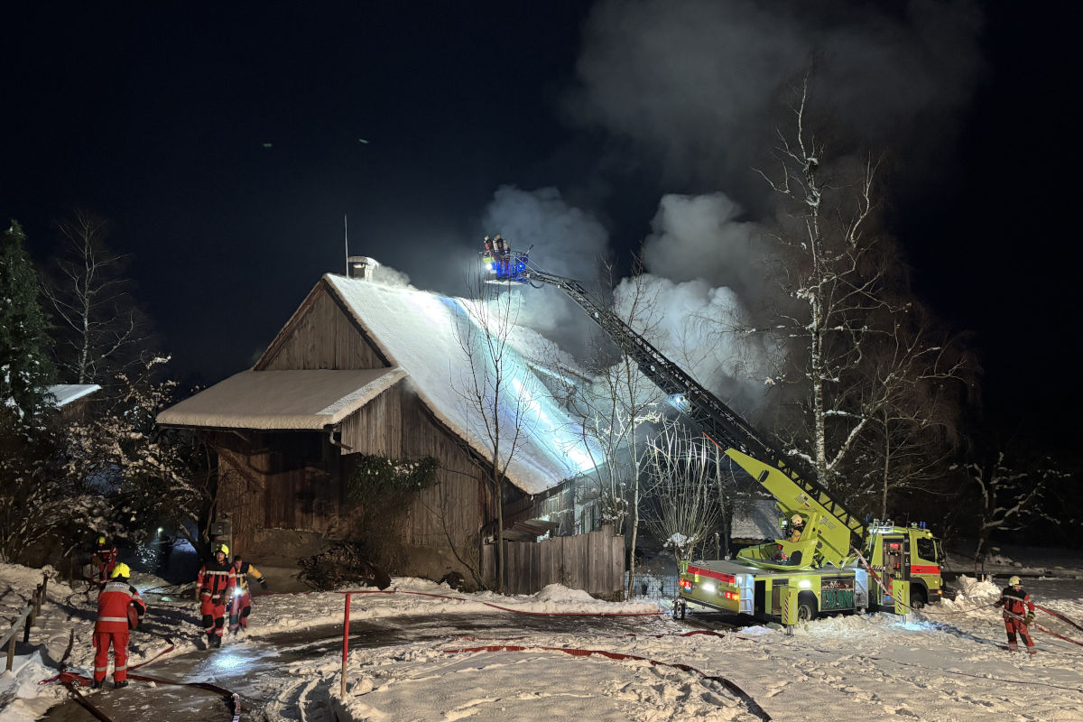Dürnten ZH – Grosser Schaden bei Brand eines Bauernhauses