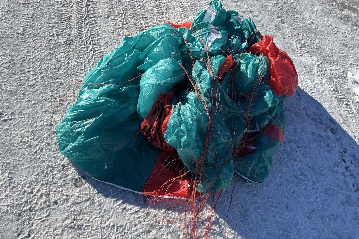 Elm GL – Gleitschirmflieger prallt gegen Kleinbus