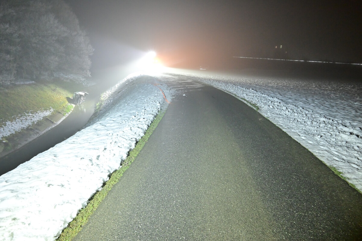Benken SG – 16-jährige Autofahrerin landet bei Unfall mit Motorkarren im Bach