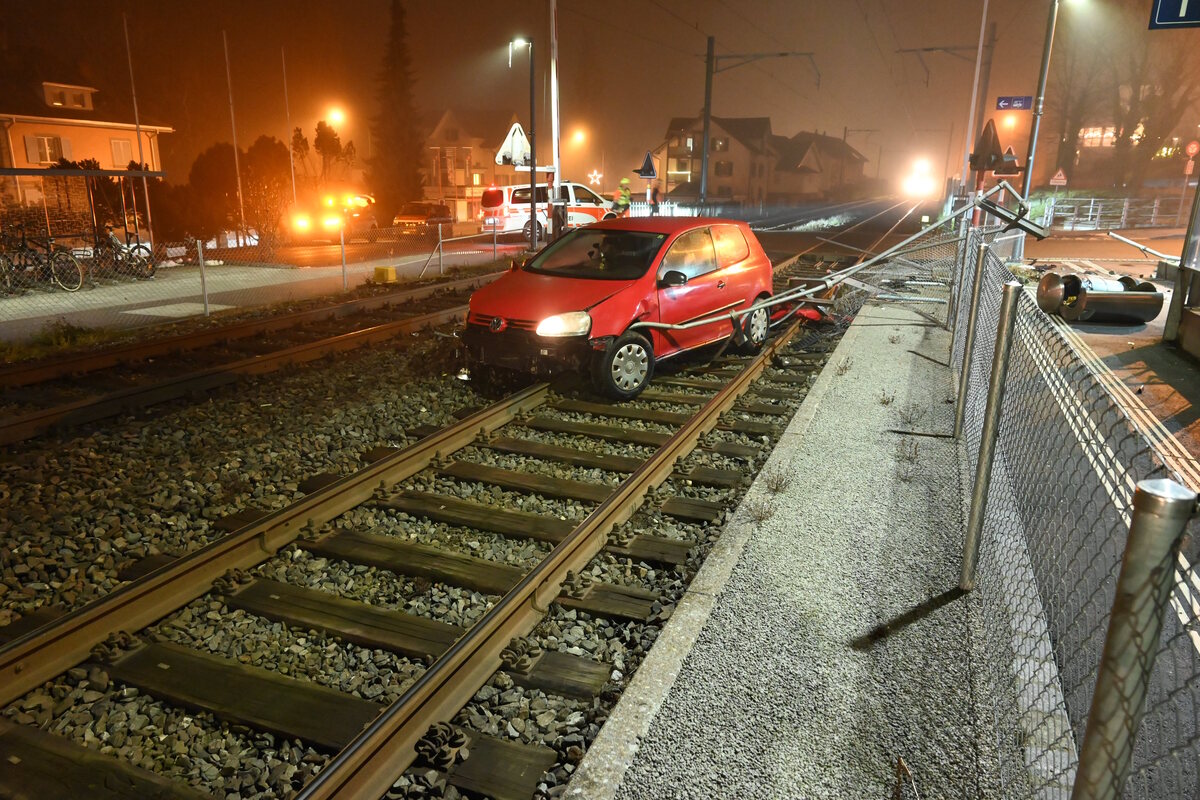 Staad SG – Fahrunfähiger Autofahrer landet bei Unfall auf Bahngleisen