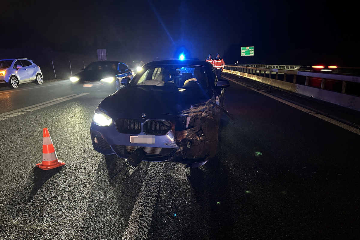 Brunegg/A1 AG – Heftig gegen die Mittelleitplanke geprallt