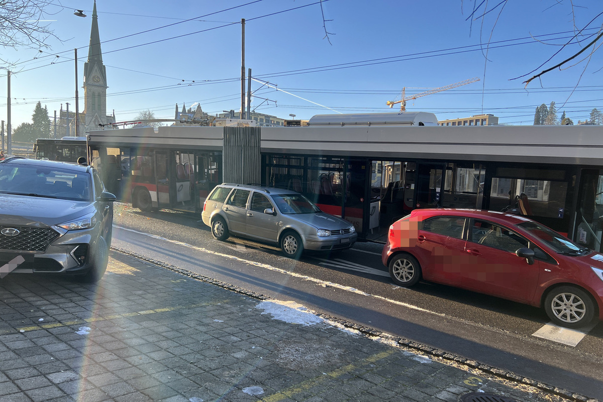 St.Gallen – Auffahrkollision zwischen drei Autos und einem Bus