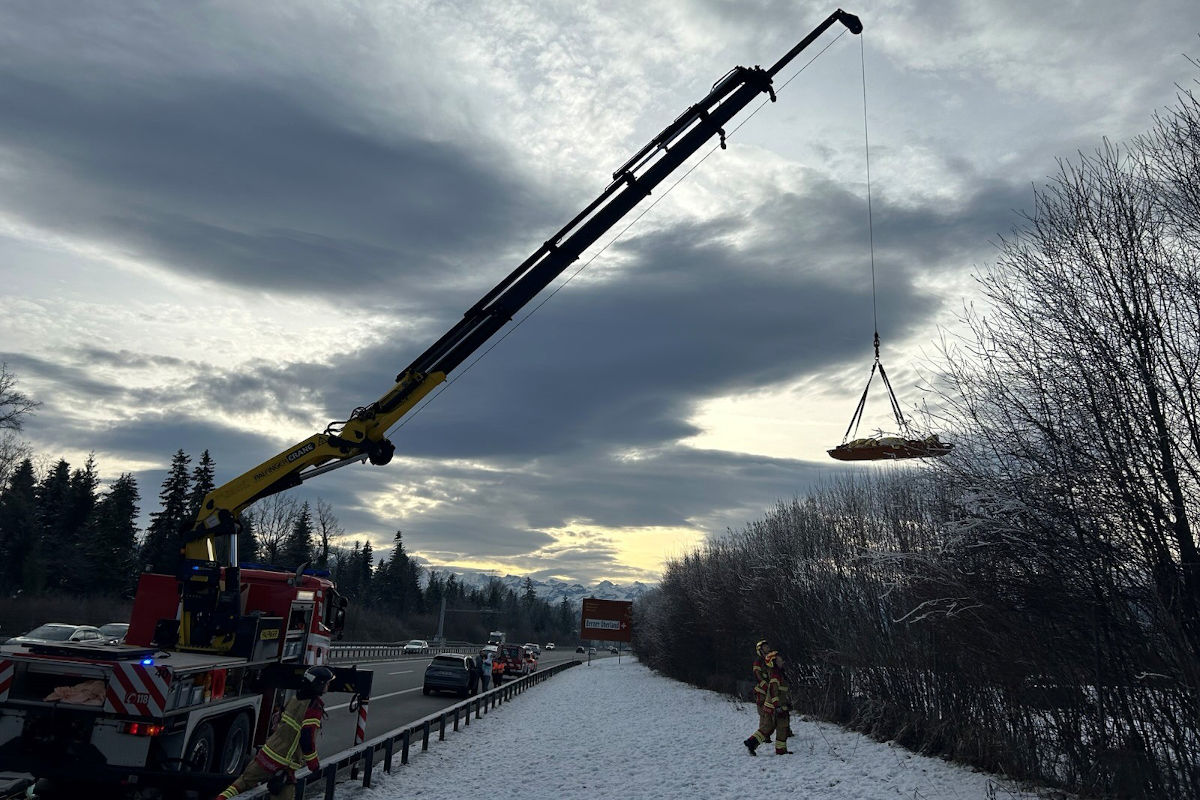 A6 Kiesen BE – Auto-Lenkerin nach Selbstunfall in kritischem Zustand