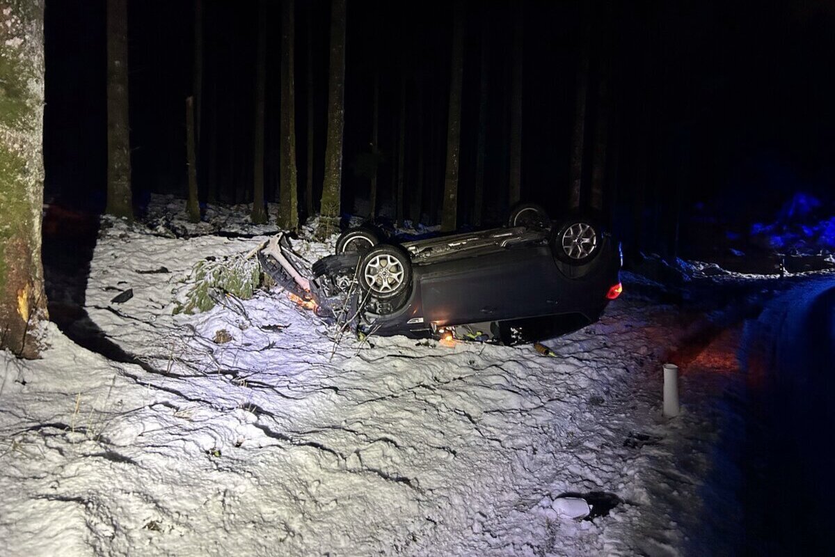 Zofingen AG – Auto kollidiert mit Baumstrunk und überschlägt sich