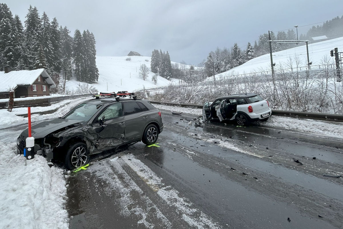 Bennau SZ – Zwei Verletzte nach Kollision auf vereister Strasse