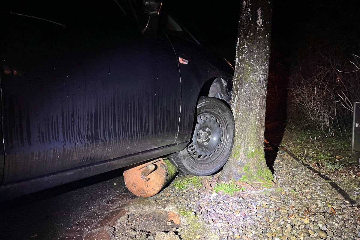 Mülligen AG – Bei Selbstunfall auf Poller hängen geblieben