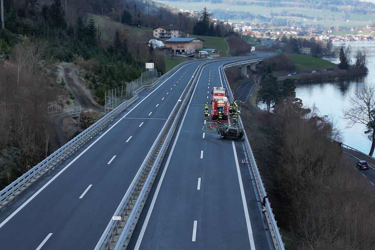A4 Arth SZ – Auffahrkollision auf Autobahn fordert mehrere Verletzte