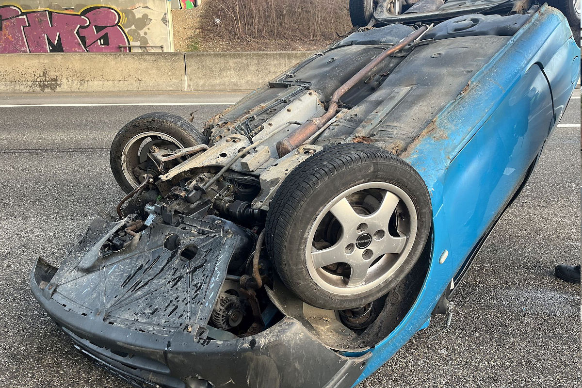 A2 Pratteln BL – Auto kollidiert auf Autobahn mit Betonleitplanke