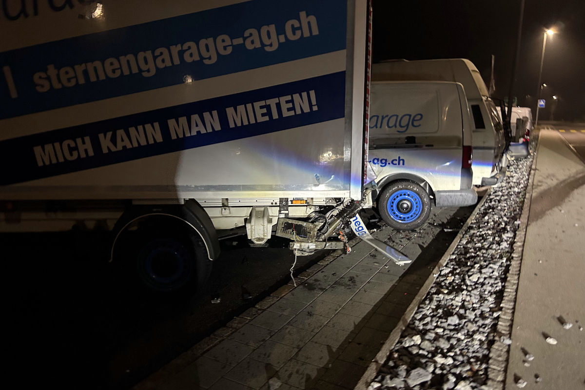 Brunegg AG – Mit parkierten Fahrzeugen kollidiert