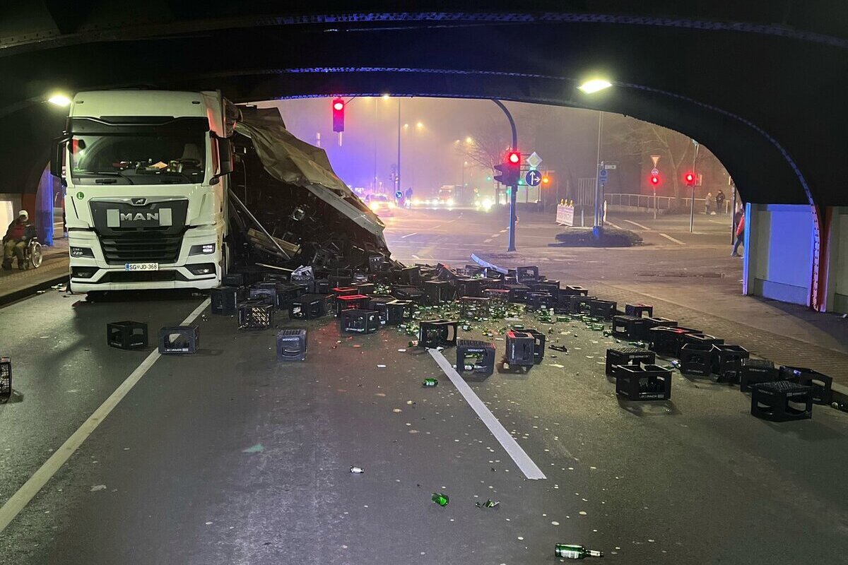 Hamm-Mitte – Sattelzug prallt gegen Brückenbogen