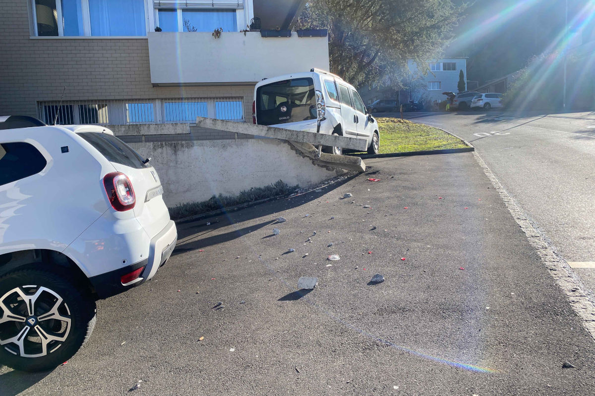 Oberwil bei Zug ZG – Auto rollt rückwärts in Mauer