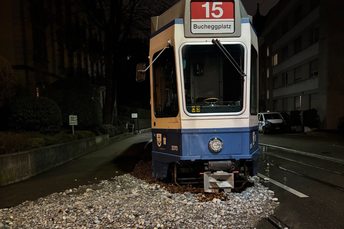 Zürich Kreis 6 – Wasserrohrbruch flutet Strassen und Häuser