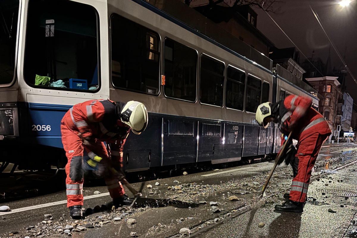 Zürich Kreis 6 – Wasserrohrbruch flutet Strassen und Häuser