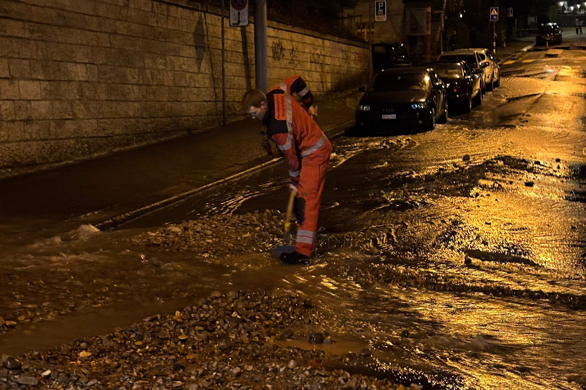 Zürich Kreis 6 – Wasserrohrbruch flutet Strassen und Häuser