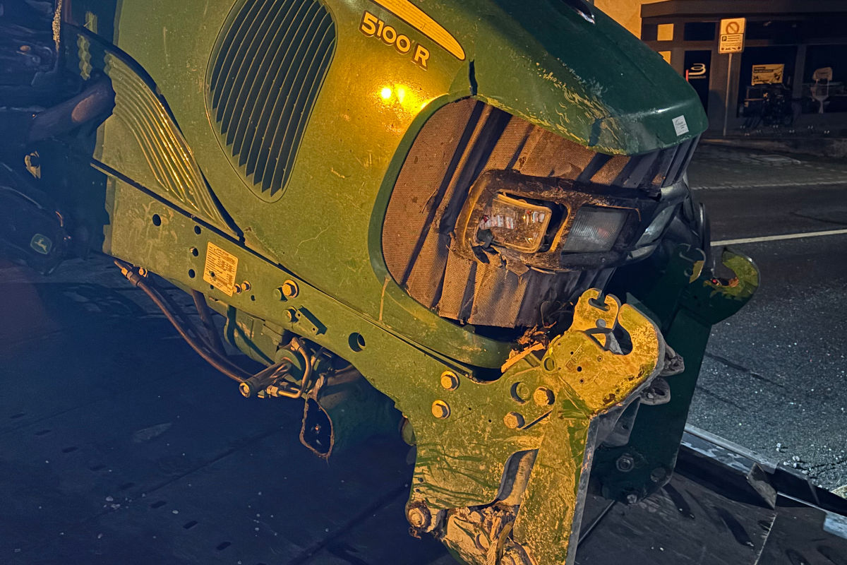 Mollis GL – Mit Traktor in Restaurant geprallt und verletzt