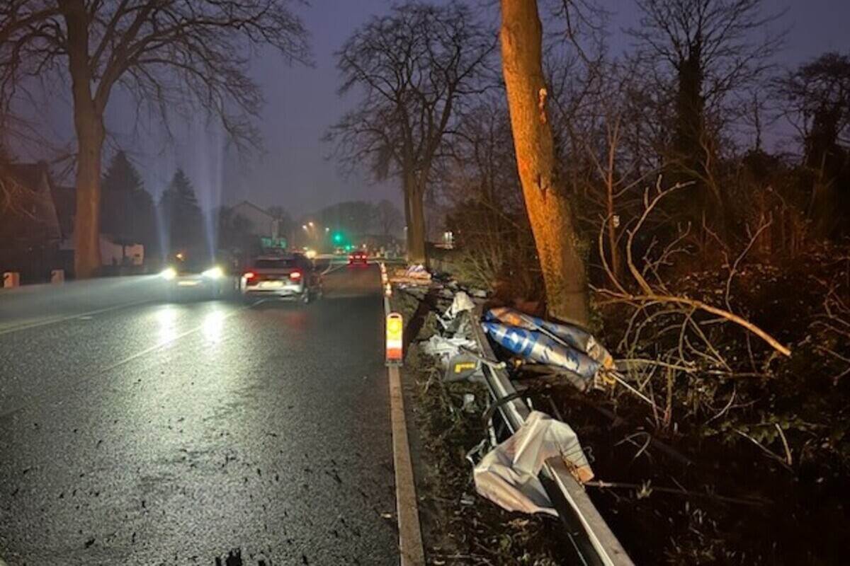 Drebber – Lkw prallt gegen Baum - rechte Seite aufgerissen