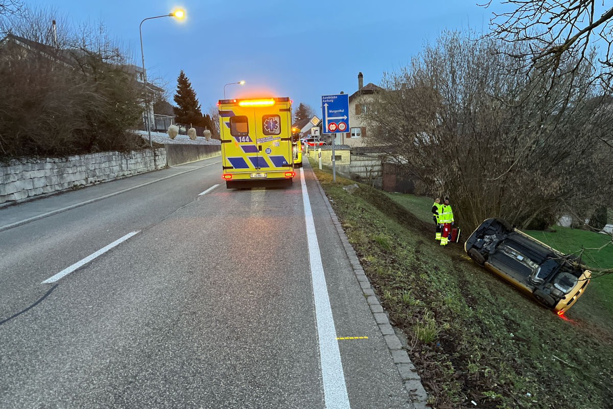 Wolfwil SO – Auto rutscht bei Selbstunfall Böschung hinunter