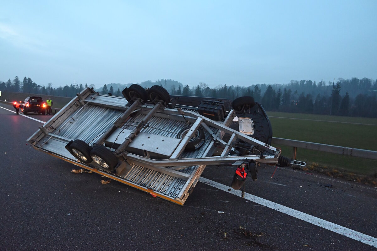 Niederuzwil SG – Anhänger während der Fahrt gekippt
