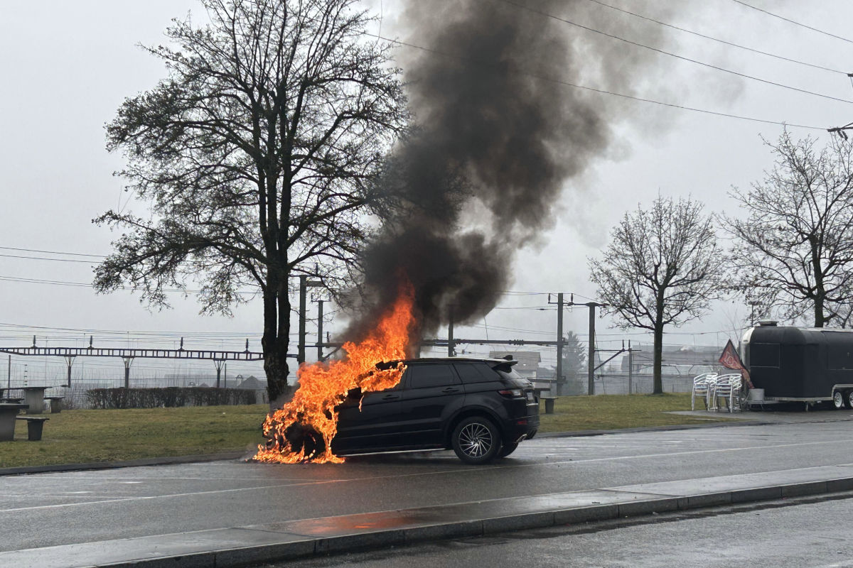 A1 Othmasingen AG – Land Rover brennt auf Rastplatz bei Autobahn