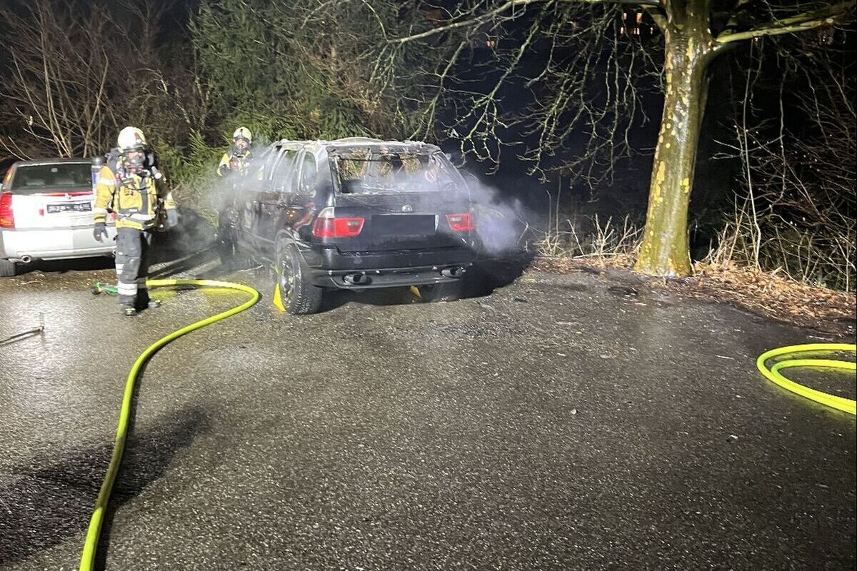 Läufelfingen BL – Auto in Vollbrand