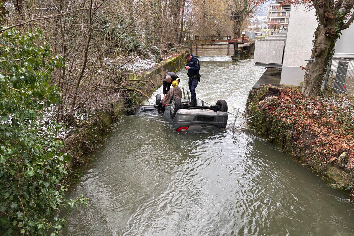 Oftringen AG – 83-jährige Autofahrerin landet bei Verkehrsunfall im Bach