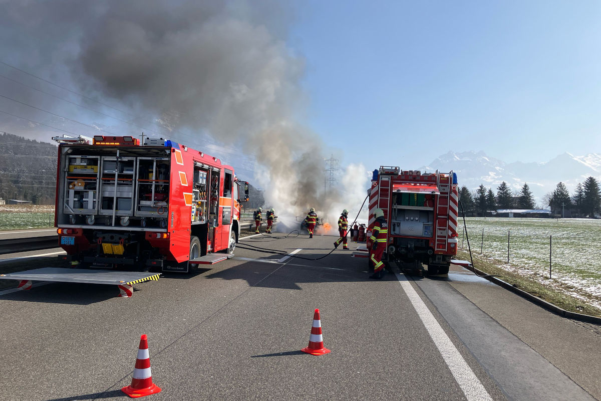 A3 Benken SG – Auto fängt nach Kollision auf Autobahn Feuer