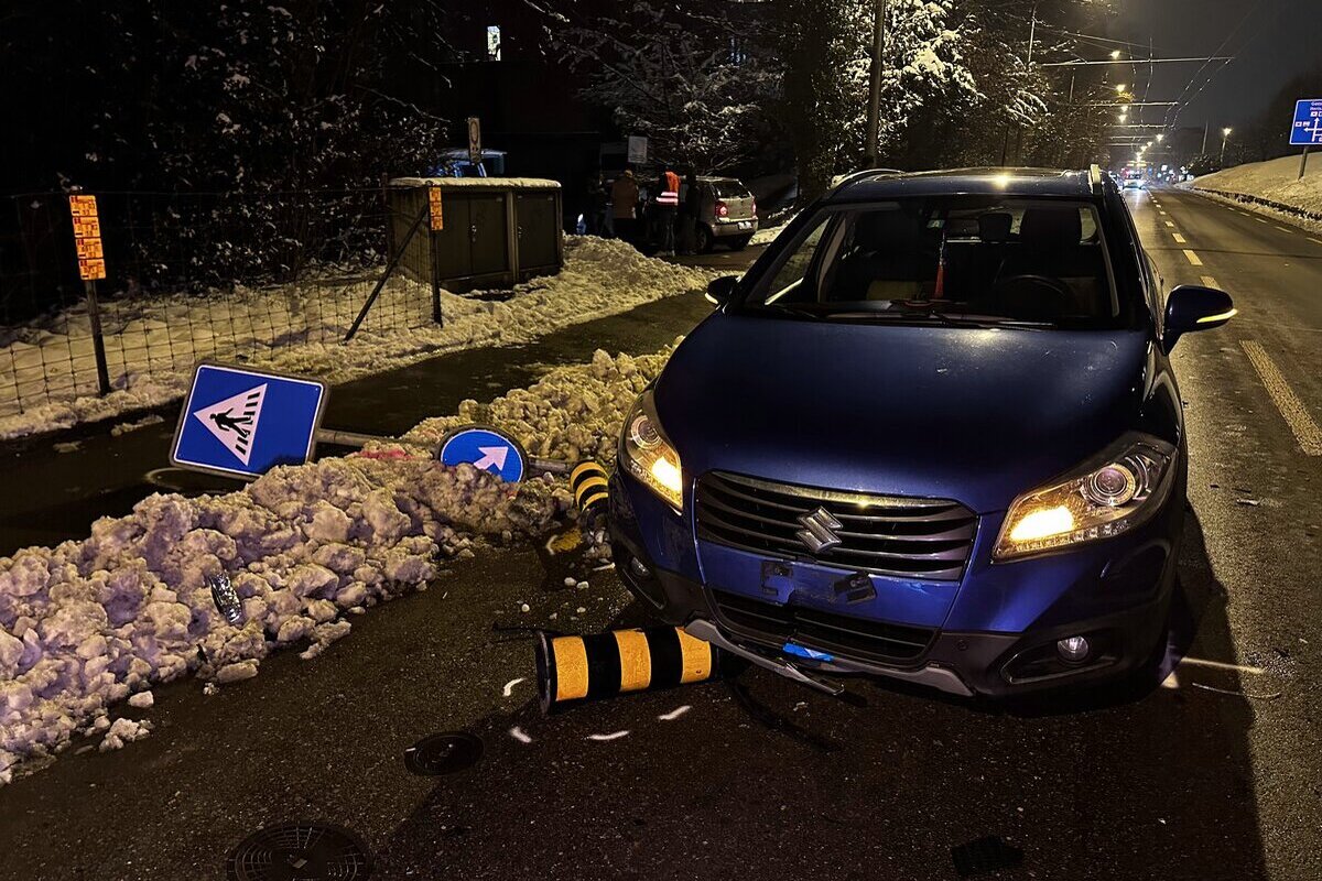 St.Gallen – Verkehrsteiler bei Unfall aus der Verankerung gerissen und gegen Auto geschleudert