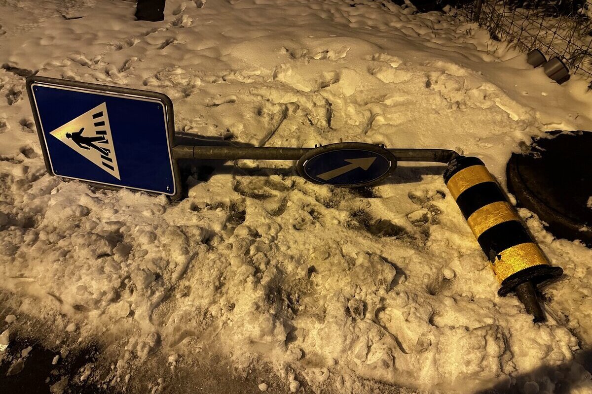 St.Gallen – Verkehrsteiler bei Unfall aus der Verankerung gerissen und gegen Auto geschleudert