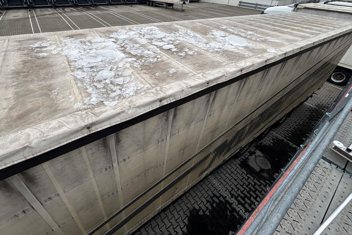 Buchs AG – Eisschollen während der Fahrt von einem Fahrzeugdach gefallen