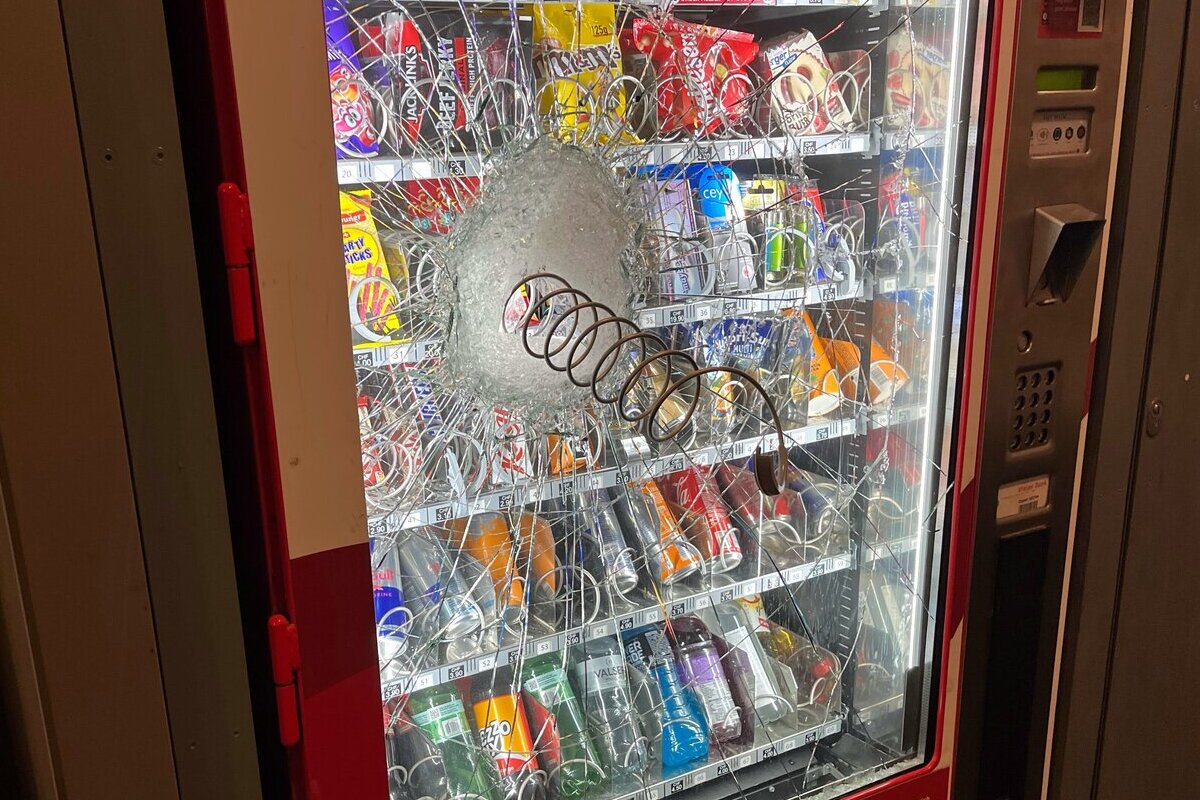 Zürich Kreis 4 - 20 Powerbanks aus Automaten gestohlen