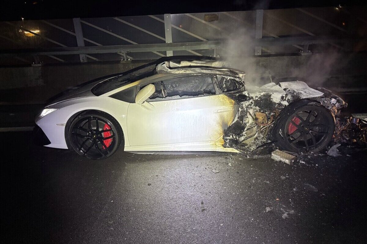 Lupfig AG – Lamborghini in Brand geraten - Lenker (19) unverletzt
