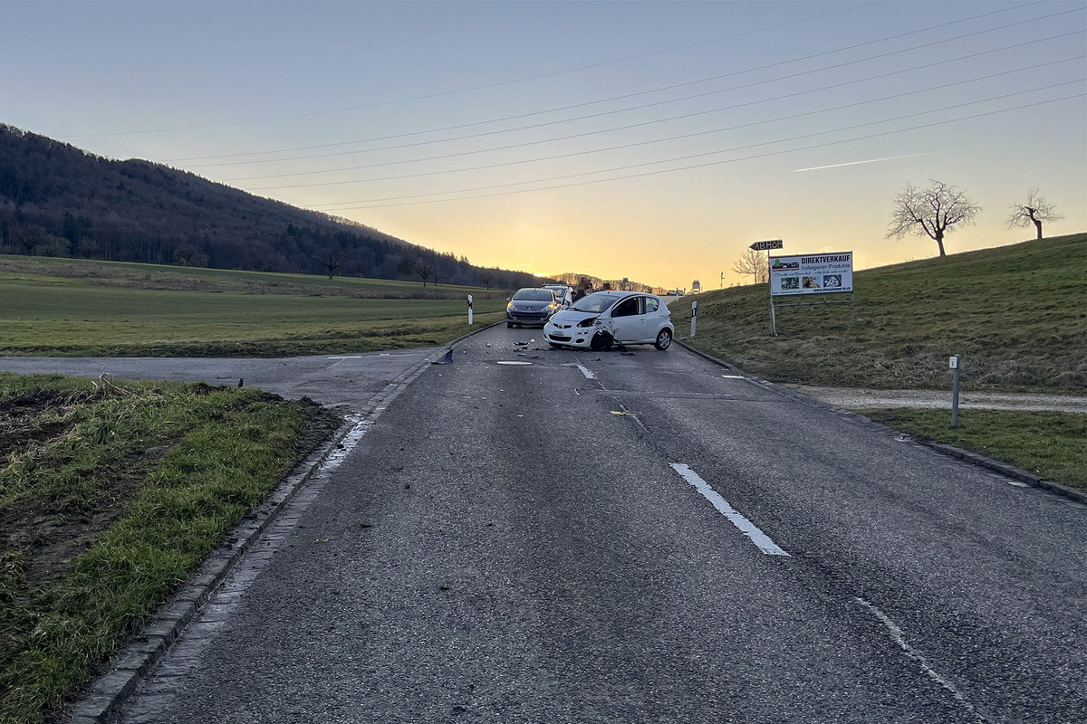 Ettingen BL – Frontaler Zusammenstoss zwischen zwei Autos