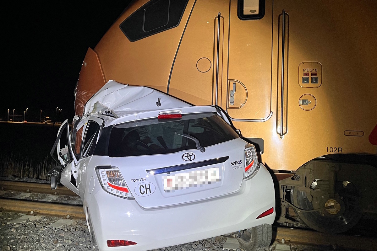 Heftiger Unfall in Buchs SG - Zug kracht in Auto