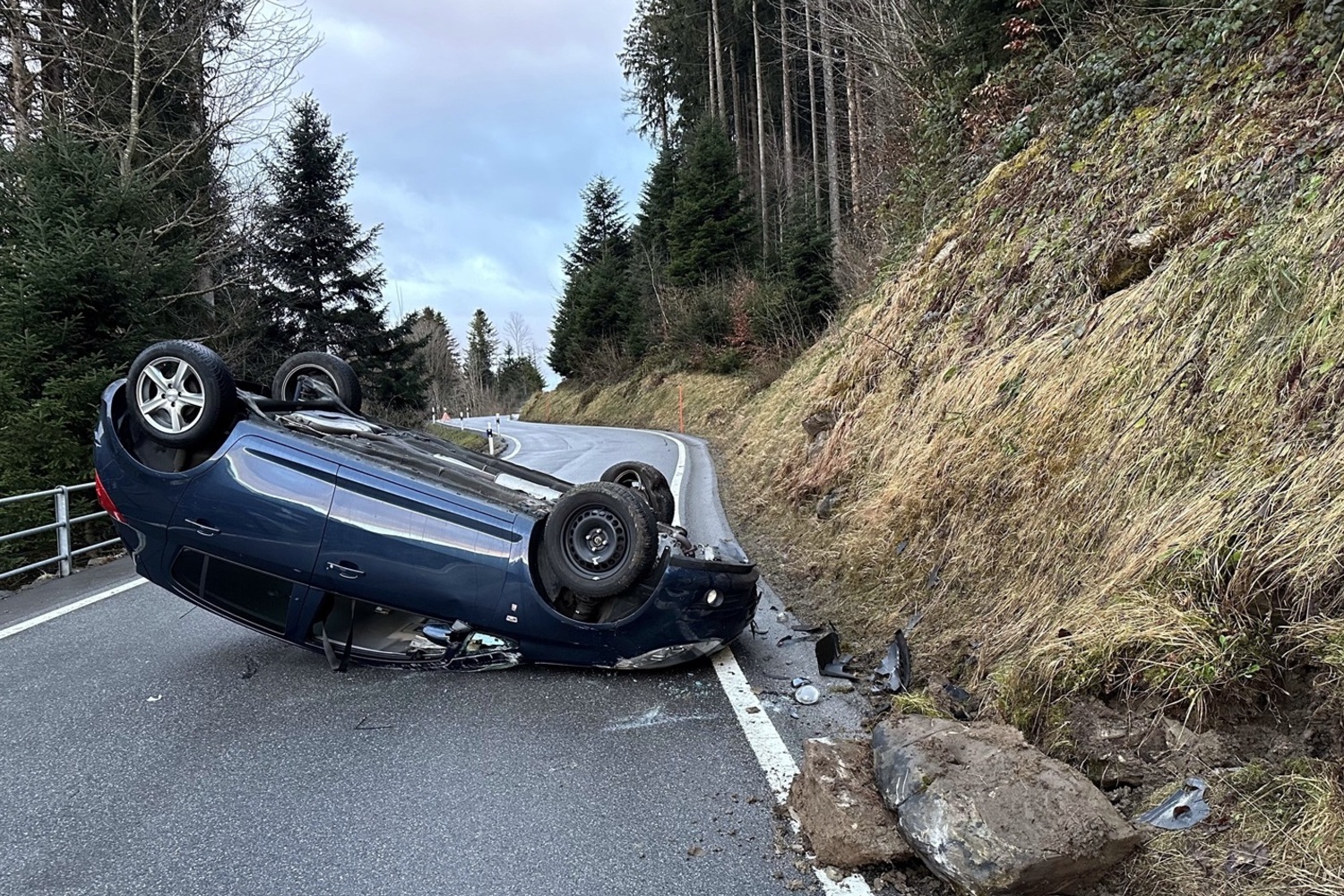 Unfall in Reute AR – Lenker verletzt, Auto Schrott