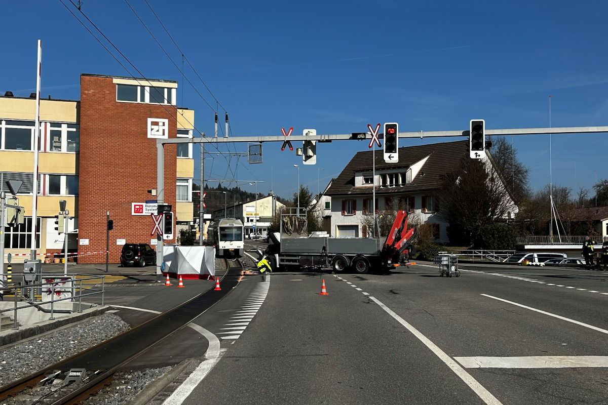 Unfall in Unterentfelden AG – Lastwagen prallt in Zug