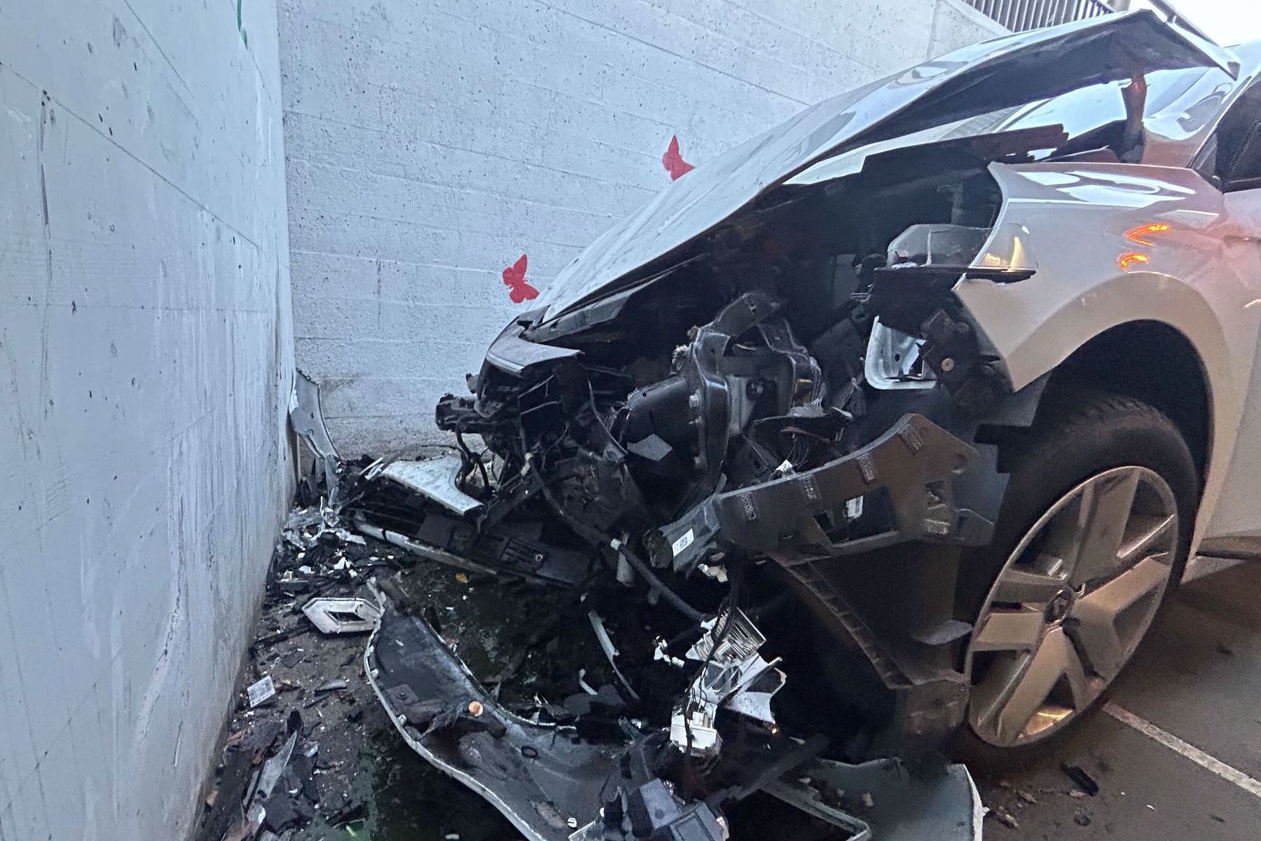 Spektakulärer Unfall in Hunzenschwil AG – Auto landet in Fussgängerunterführung