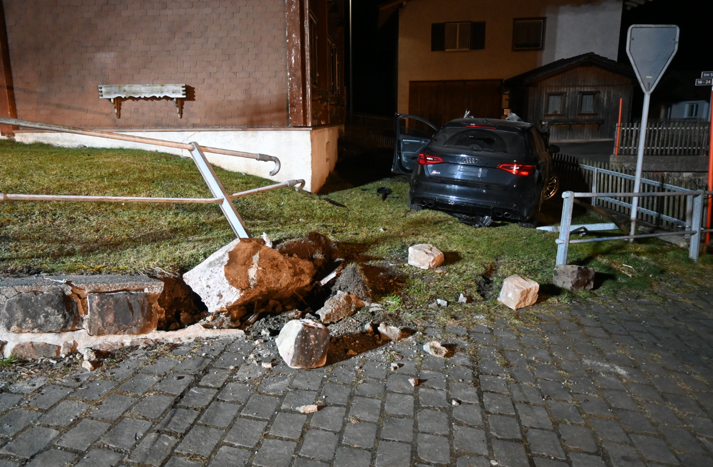 Unfall in Triesenberg FL – Auto überschlägt sich und fängt Feuer