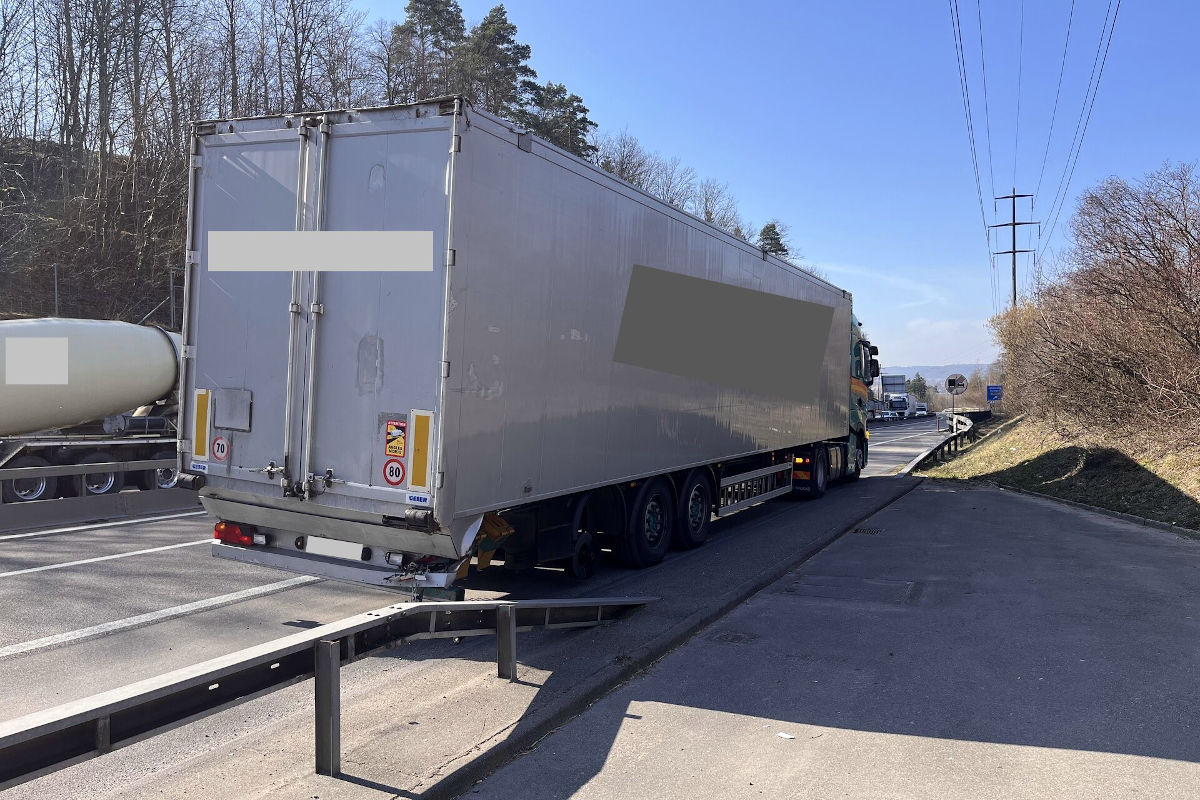 Unfall auf A4 in Flurlingen ZH – Rad eines Lastwagens kollidiert mit Auto