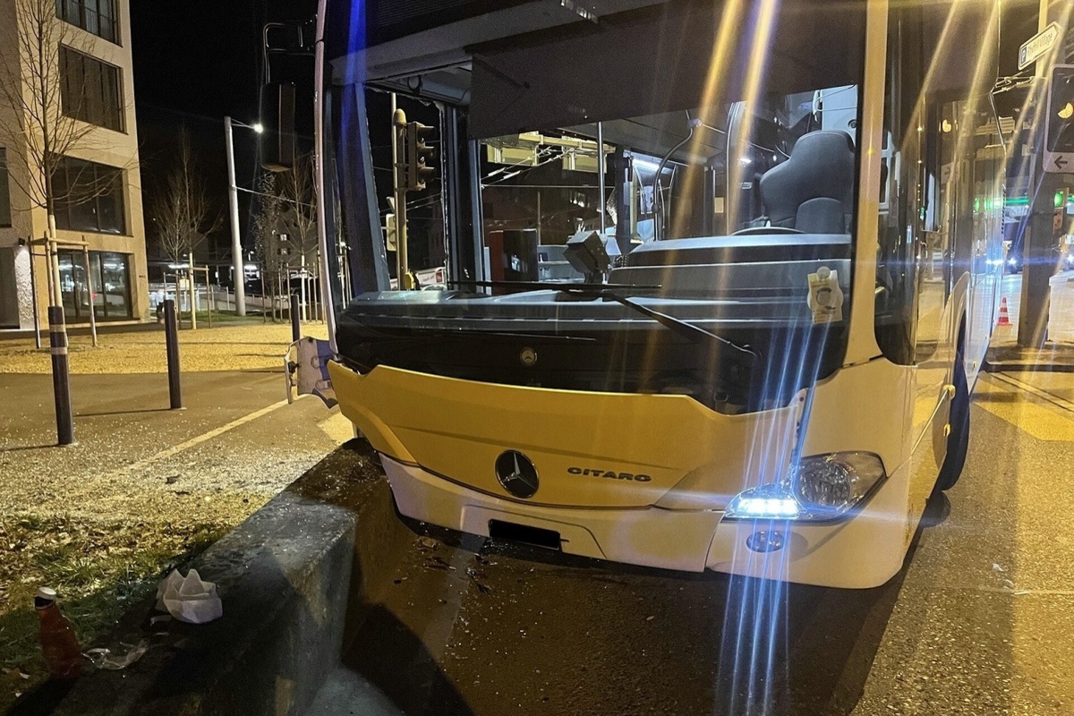 Neuhausen am Rheinfall SH – Bus prallt bei Unfall gegen Betonmauer