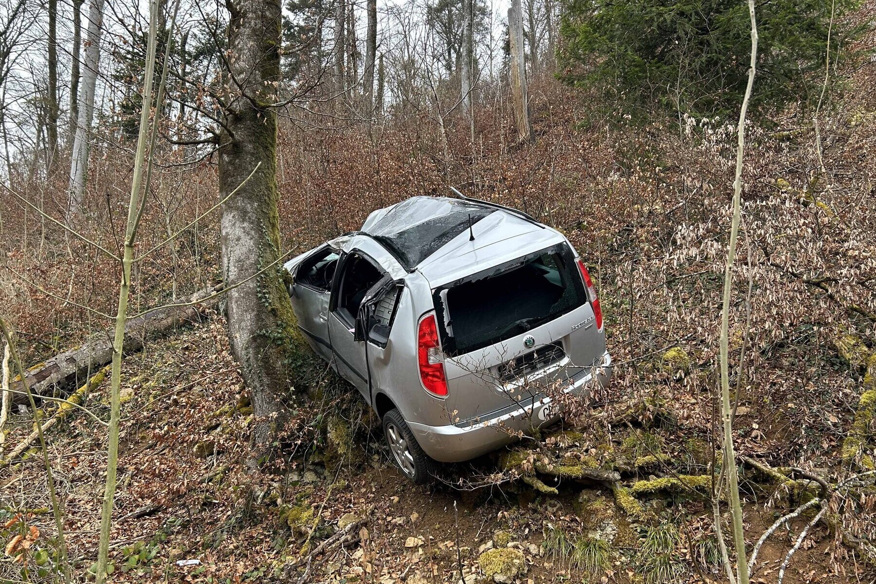 Unfall in Ueken AG – Demoliertes Auto in Waldstück gefunden