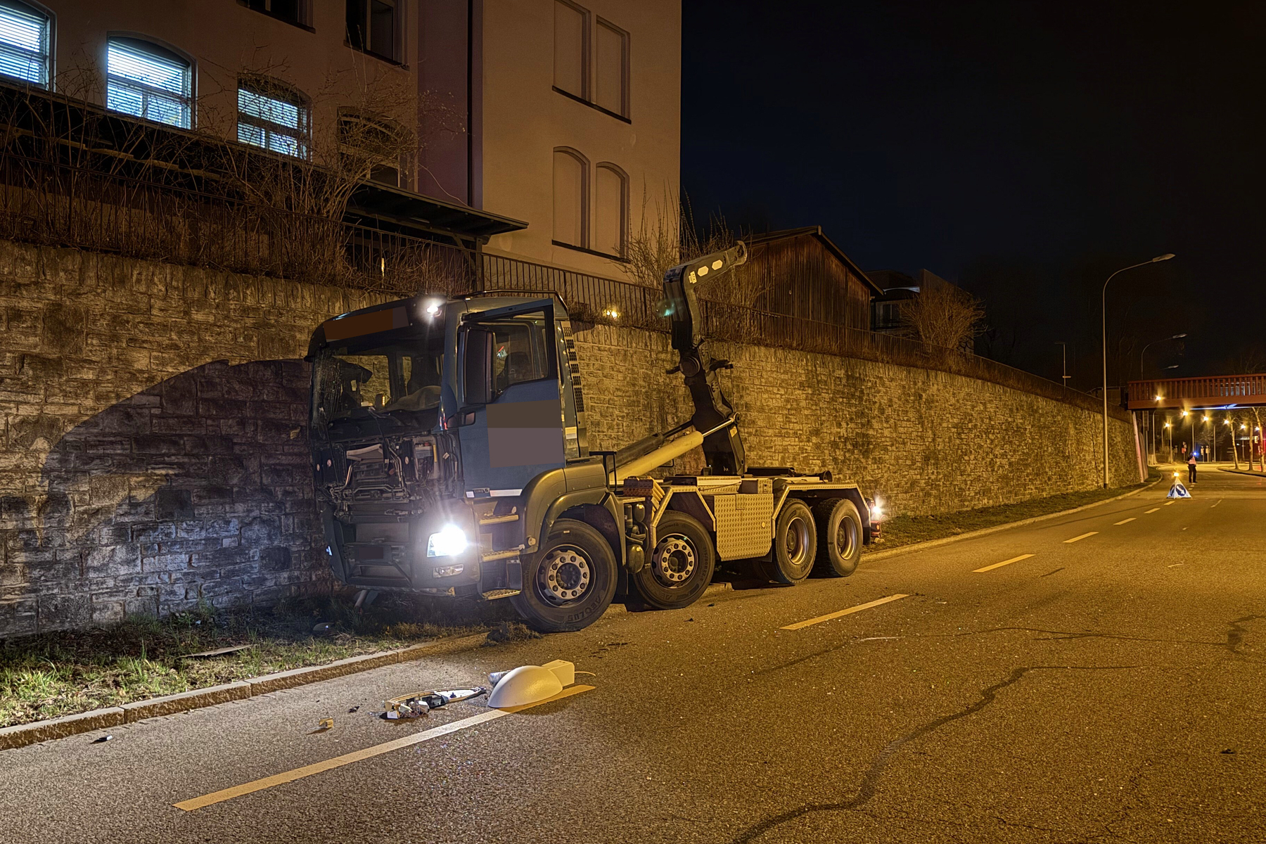 Schwerer Unfall St.Gallen – Muldenkipper kracht in Brücke 