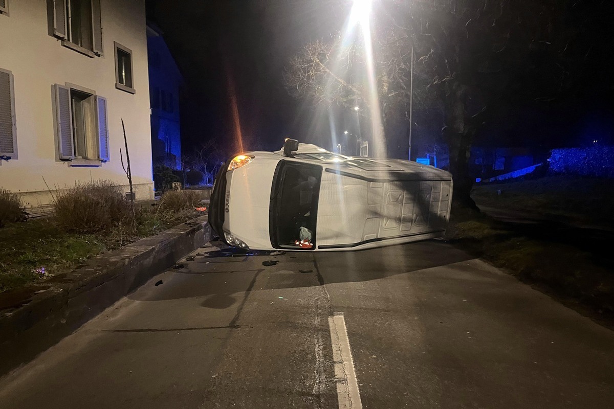 Durch die Kollision kippte das Fahrzeug auf die Seite