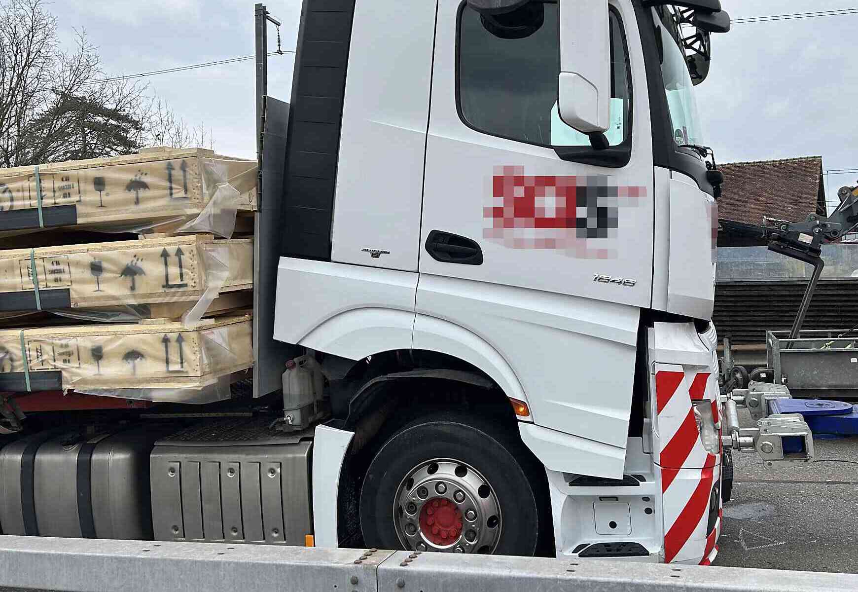 Beinahe-Crash auf Seedamm in Hurden SZ – Lastwagenlenkerin verhindert Unfall