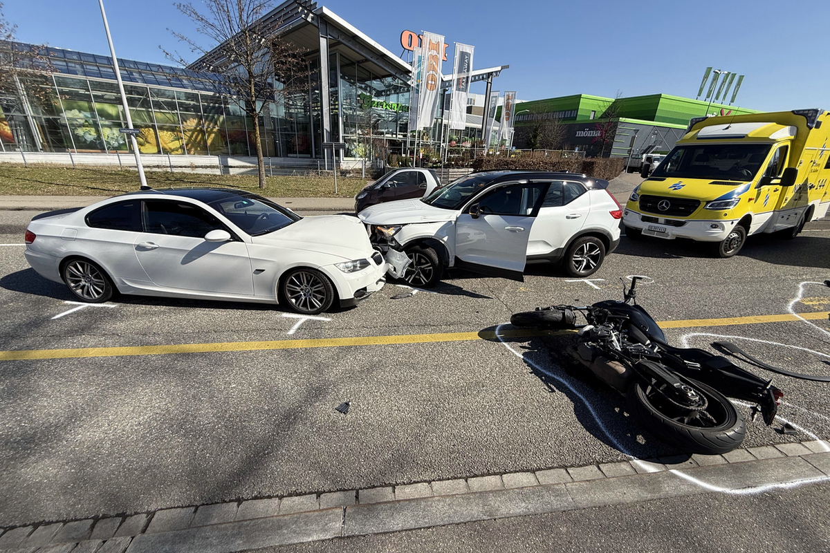 Unfall zwischen drei Fahrzeugen