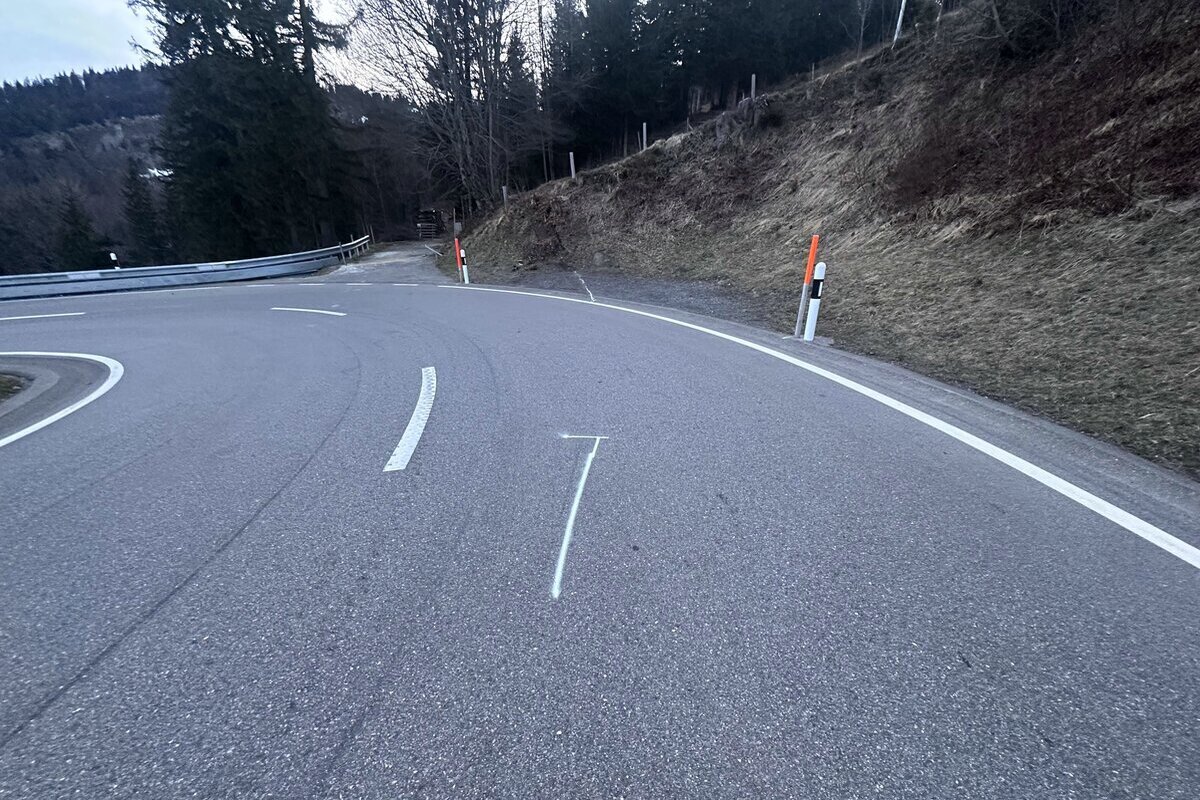 Unfall in Urnäsch AR – Auto in Böschung gekracht