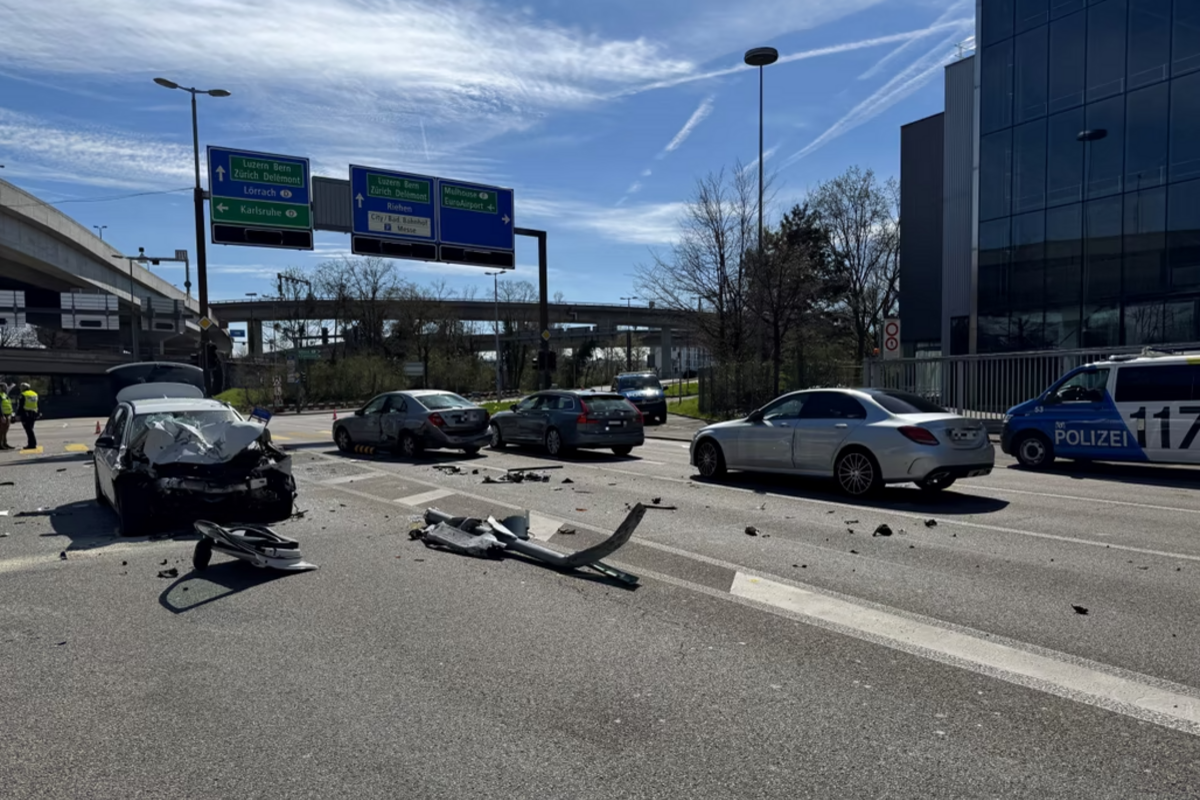 Basel – Folgekollisionen und Strassensperrung nach Unfall zwischen Auto und Bus