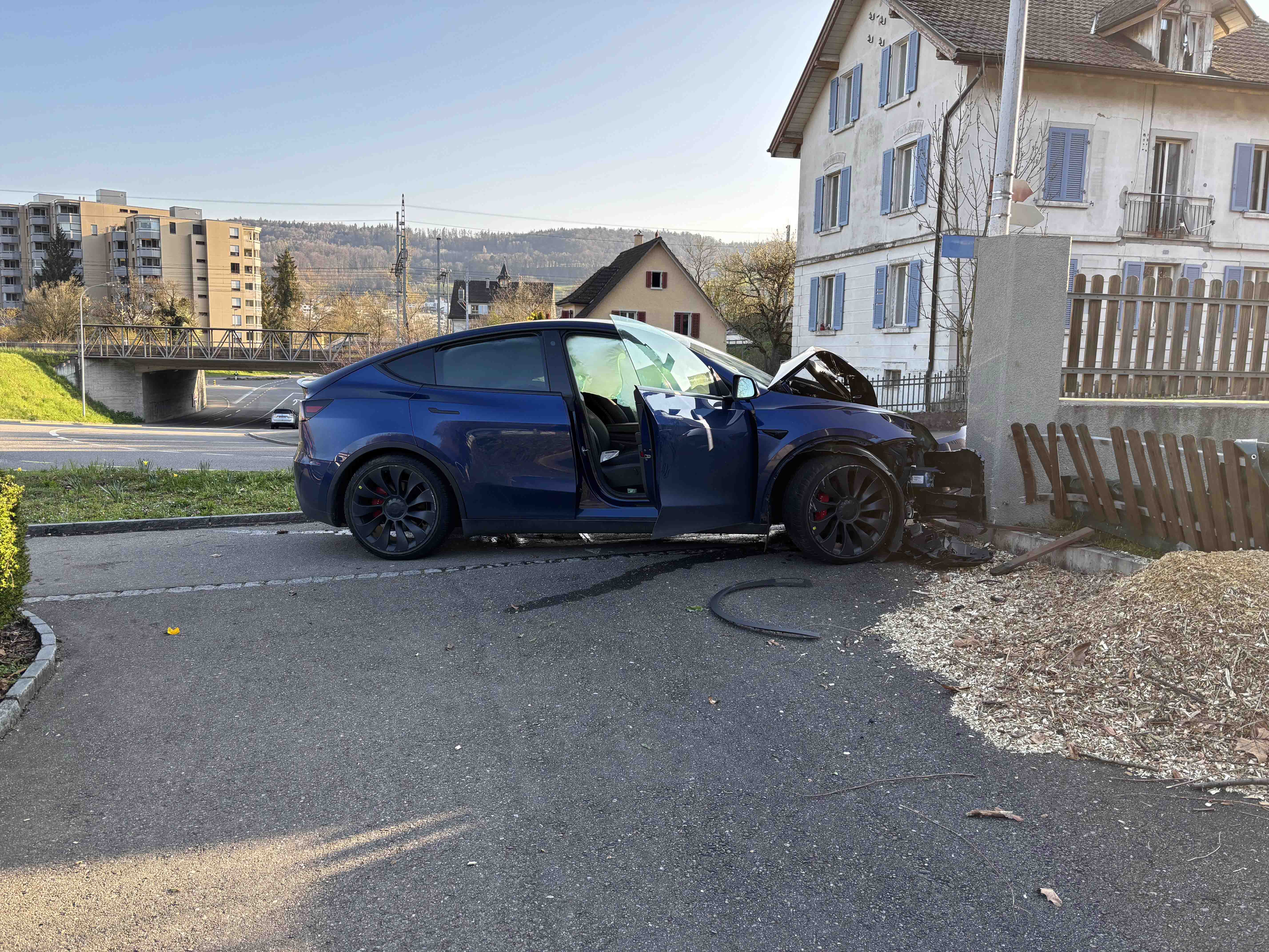Turgi AG – Bei Unfall heftig in Gartenmauer gekracht