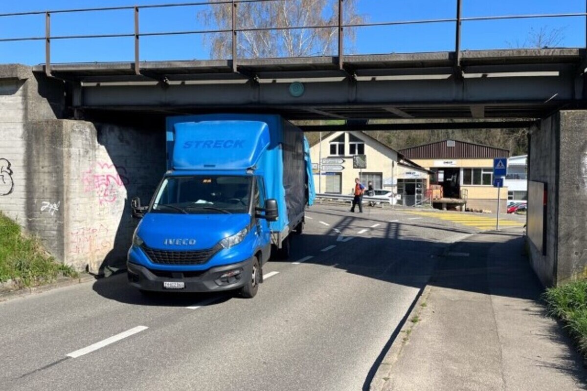 Unfall in Neuhausen am Rheinfall SH – Lieferwagen unter einer Eisenbahnbrücke steckengeblieben