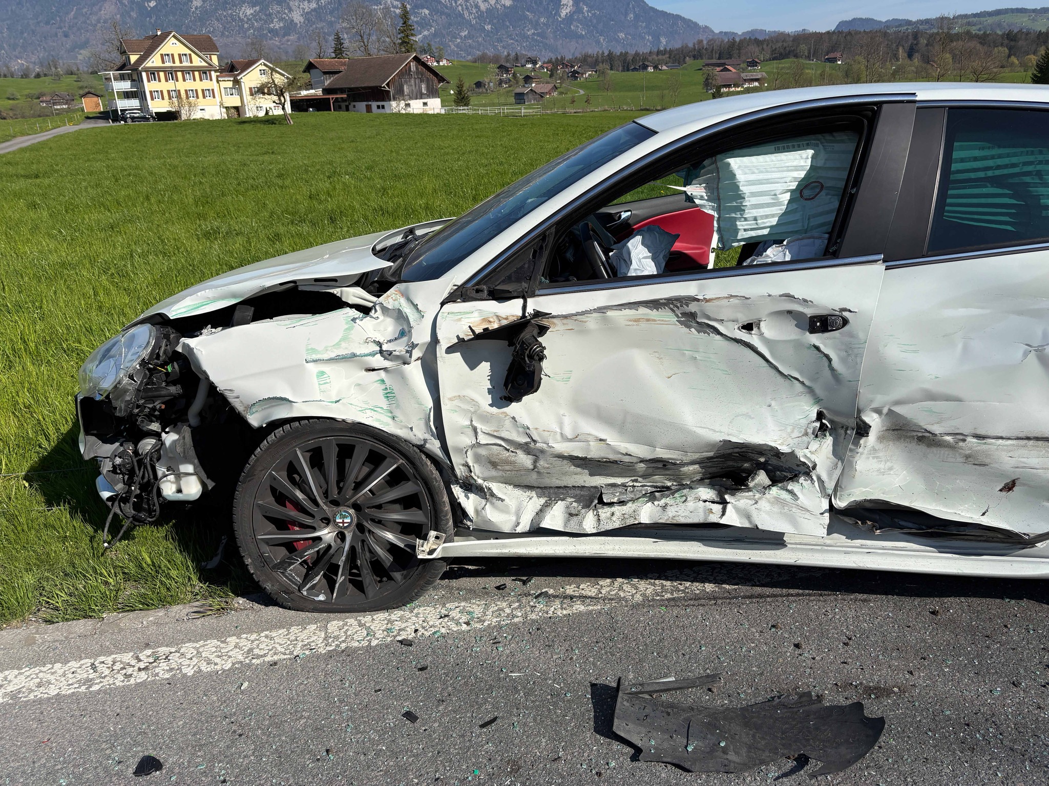 Unfall Kerns OW – Auto überschlägt sich mehrfach